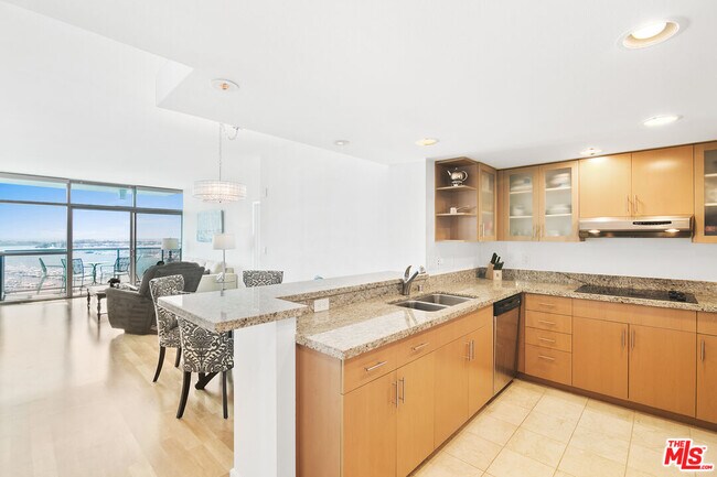 Building Photo - 13700 Marina Pointe Dr