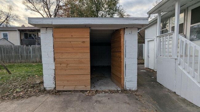 Building Photo - Charming 5-bedroom home located in the heart of Akron