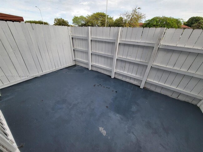 Building Photo - 318 NW 107th Ave