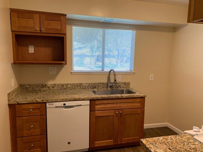 Building Photo - Excellent Value! Spacious Updated South Sa...