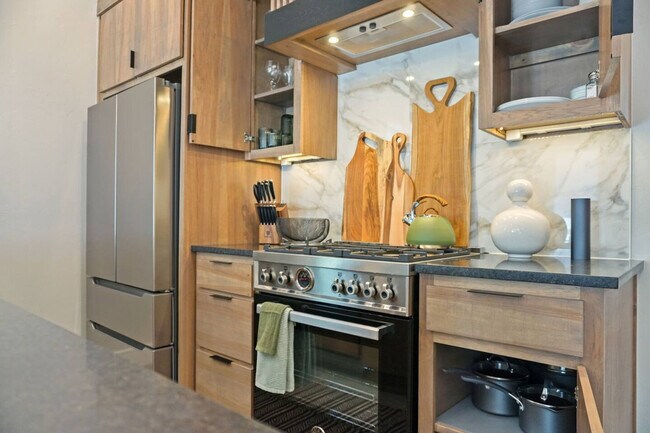 Building Photo - 225 W 1st St