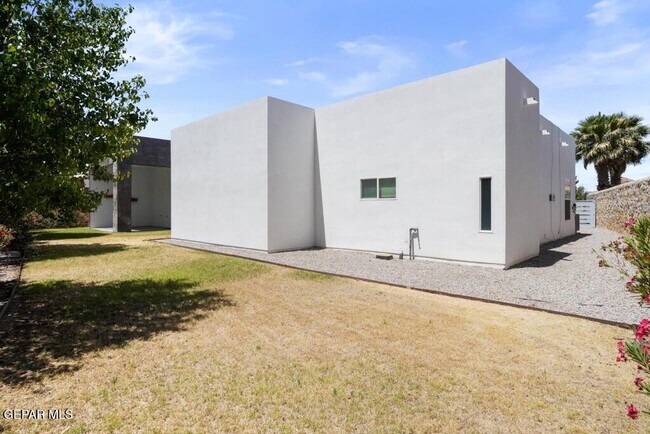 Building Photo - 6324 Via Serena Dr