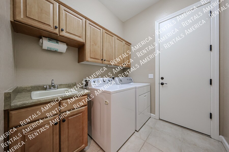 Building Photo - 7931 E Stonecliff Cir