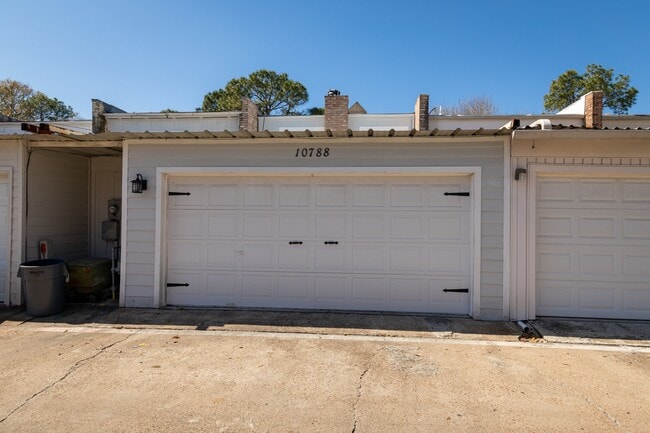 Building Photo - 10788 Briar Forest Dr