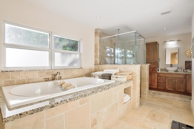 Building Photo - 835 Canary Walk