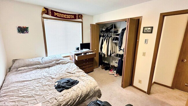 Building Photo - Off Campus Housing Option - Spacious 3 Bed...
