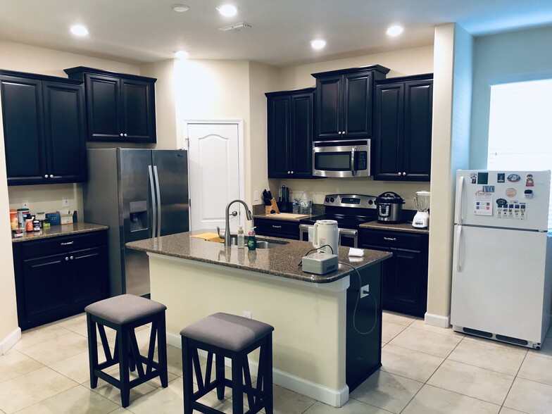 Building Photo - 15043 Evergreen Oak Loop