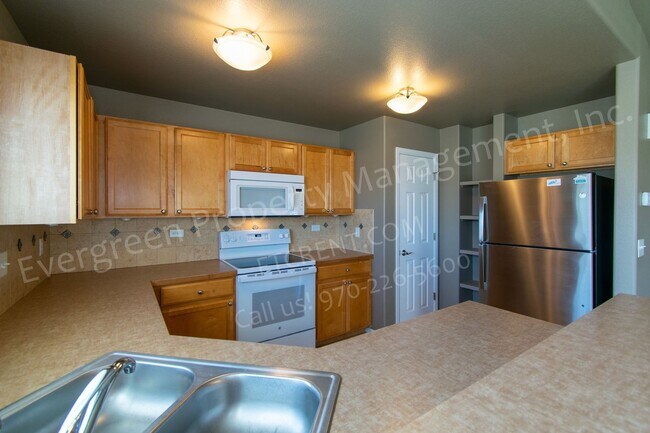 Building Photo - 3 bed, 3 bath Corner Lot in the Maple Hill...