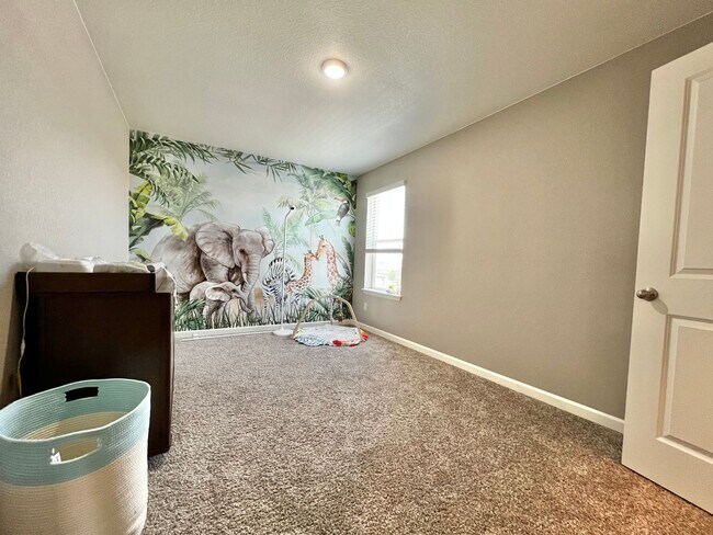 Building Photo - 4 Bed 3 Bath Available August 1st in Windsor!!!