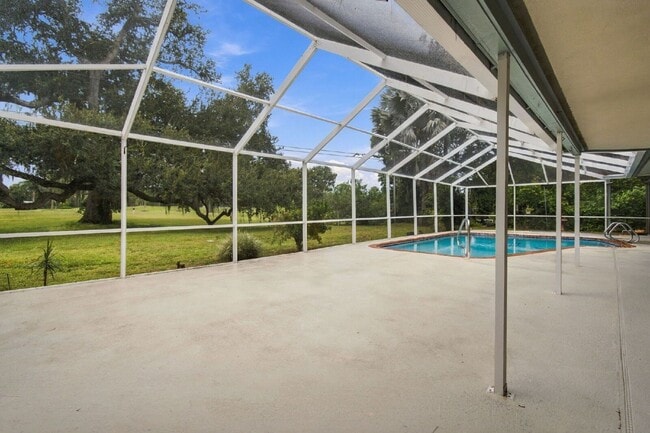Building Photo - 1257 Fairway Cir S