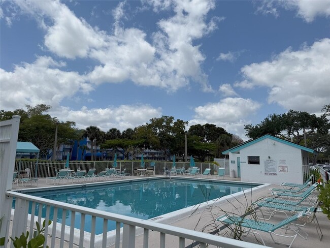 Building Photo - 4725 Lucerne Lakes Blvd E