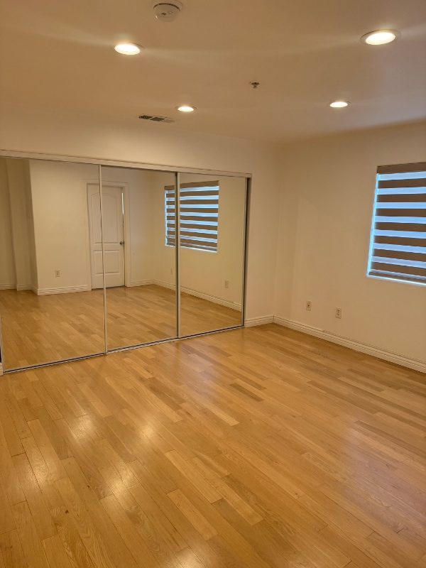 Building Photo - 15053 Victory Blvd