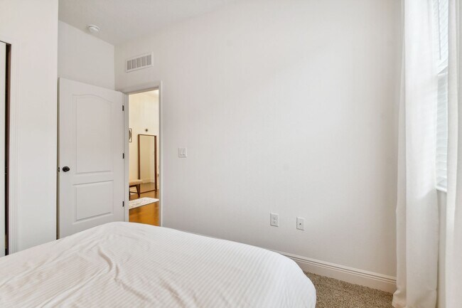 Building Photo - Spacious 4 Bed, 2 Bath Single Family Home ...