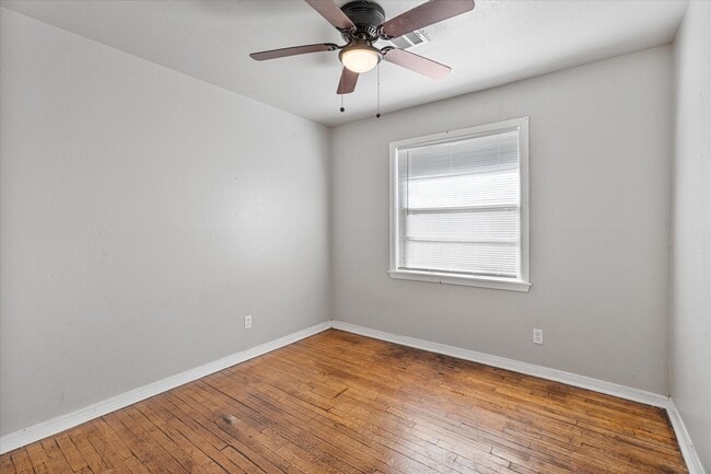 Building Photo - 833 Dutch St