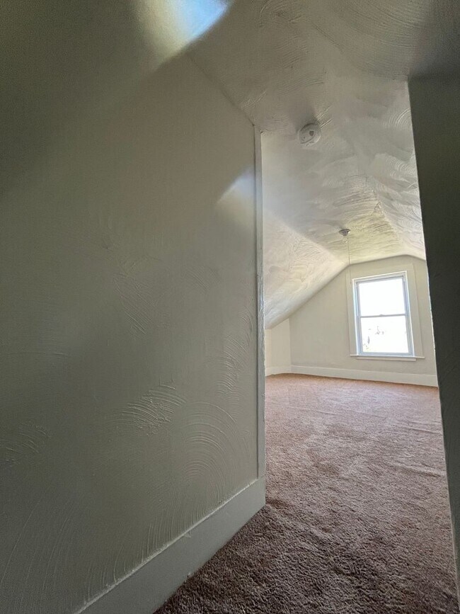 Building Photo - Central St Apartments