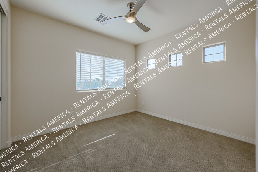 Building Photo - 2322 W Sierra Vista Dr