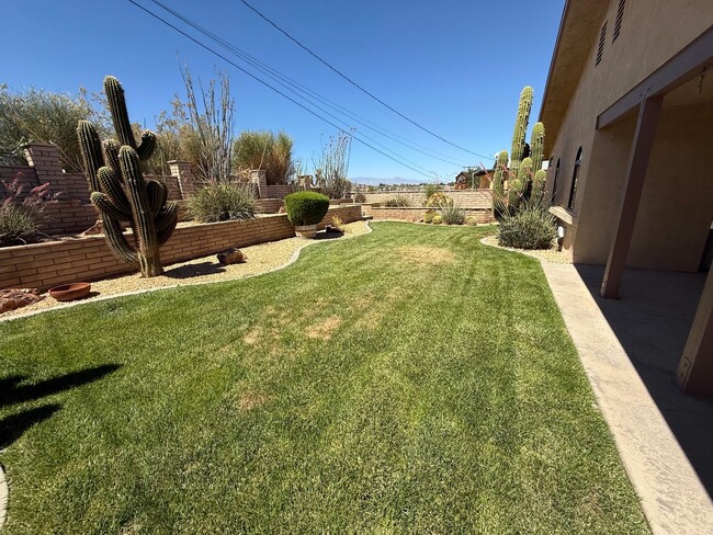 Building Photo - Victorville- Beautiful 3 Bedroom Home in G...