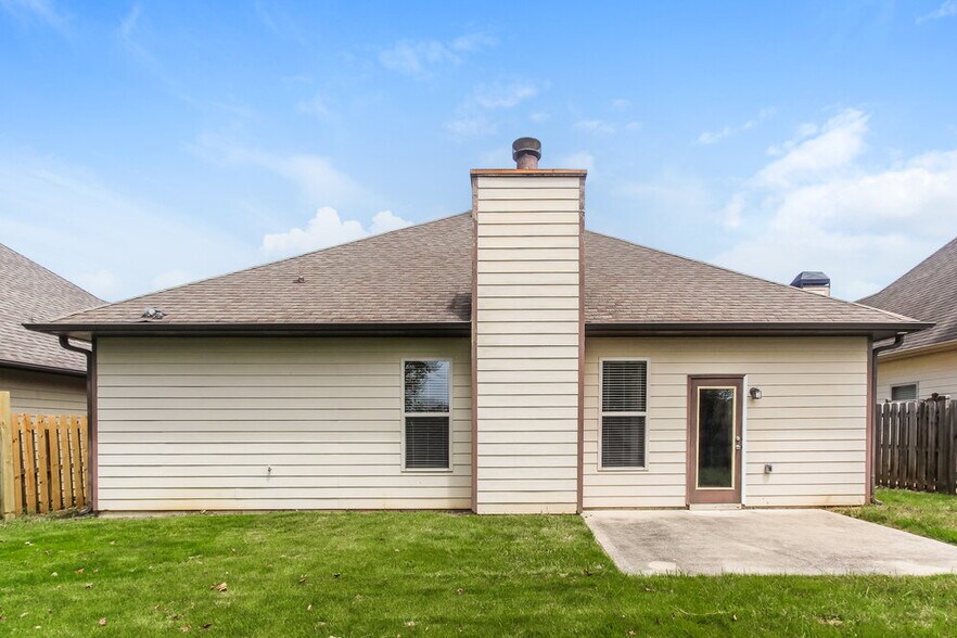 Building Photo - 2122 Timberline Dr