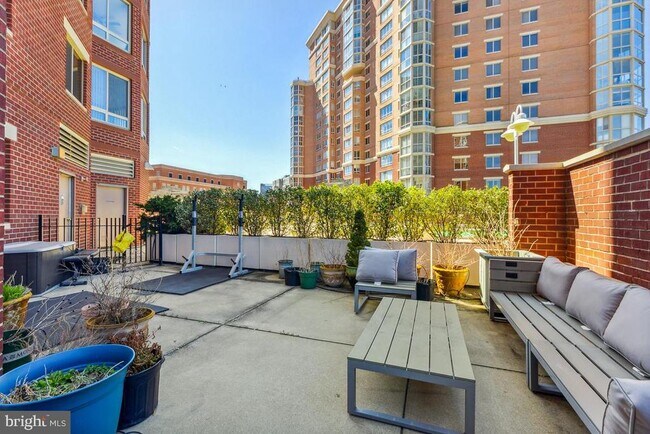 Building Photo - 2151 Jamieson Ave