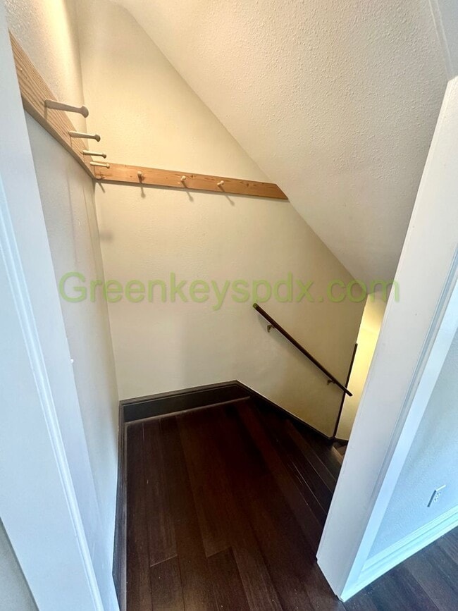 Building Photo - Gorgeous 1 Bedroom 1 Bath Top Floor Unit i...