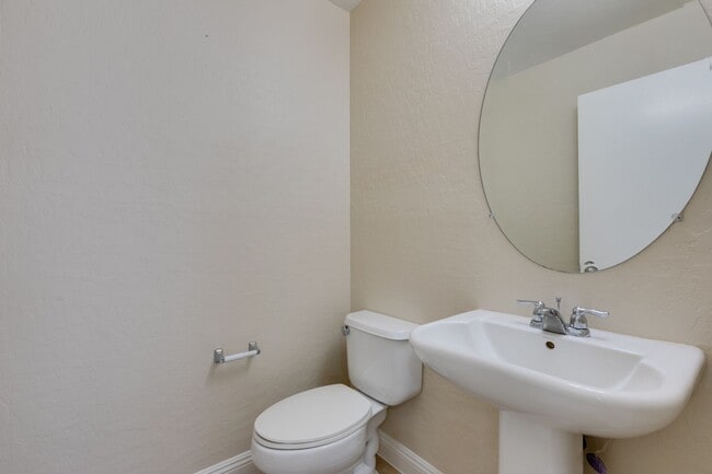Building Photo - Upgraded spacious 4bedroom home near Mountains Edge!