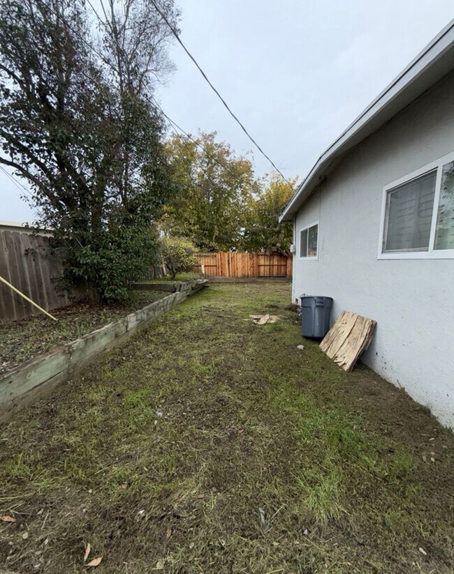 Building Photo - Beautifully Updated 3 Bed, 2 Bath House