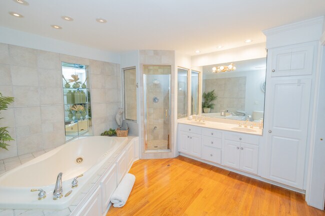 Building Photo - 944 Lakeview Dr