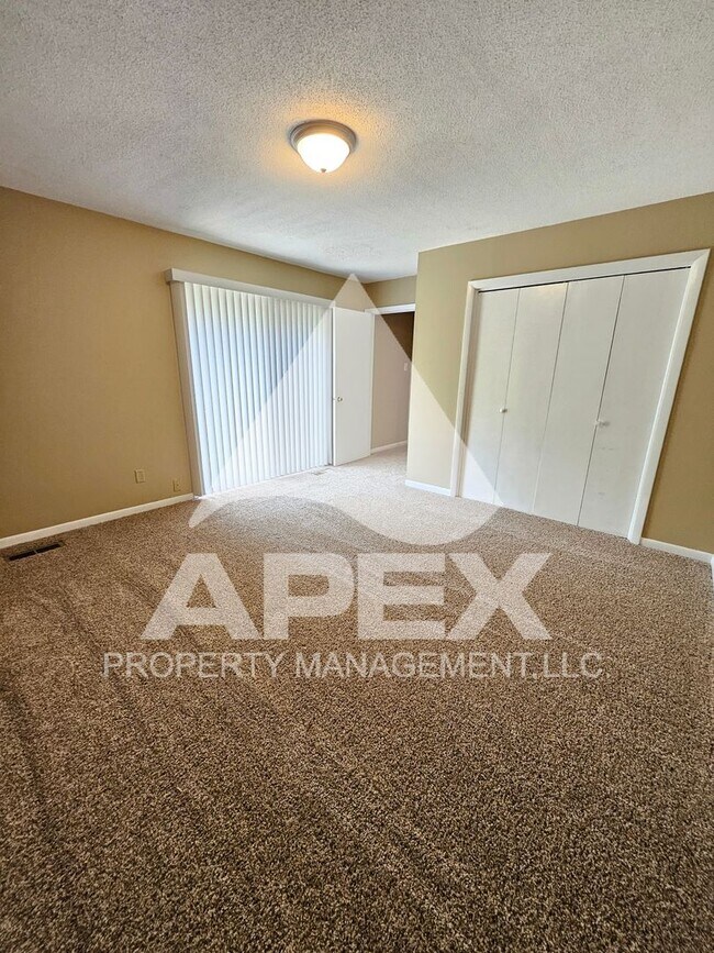 Building Photo - NICE - 2 Bedroom 1.5 Bath Townhouse WEST o...