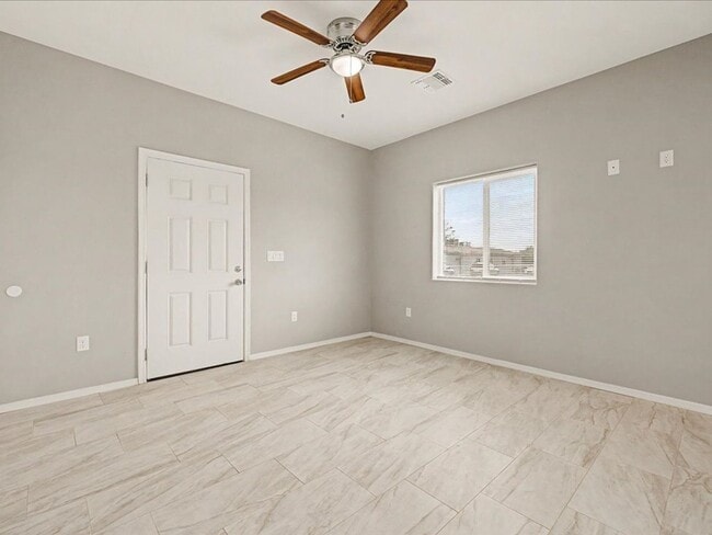 Building Photo - PRICE REDUCTION!  $500 OFF FIRST FULL MONTH'S RENT!