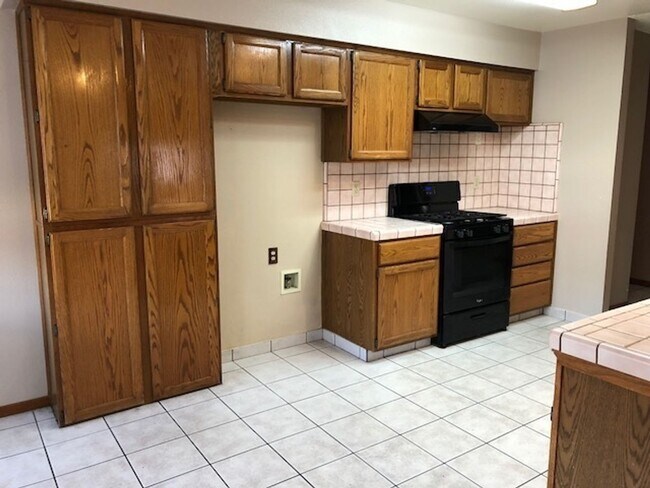 Building Photo - 980 Lakewood Dr