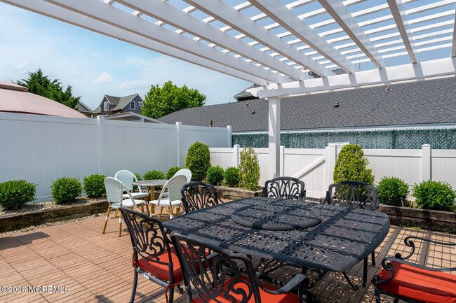 Building Photo - 512 Main Ave