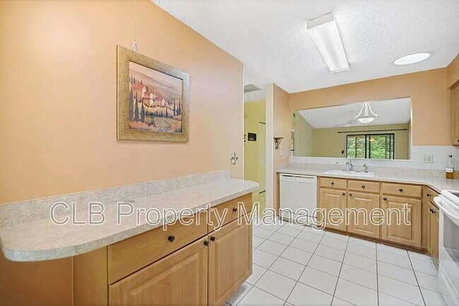 Building Photo - Lovely 2 bedroom/2 bathroom duplex in Port Orange