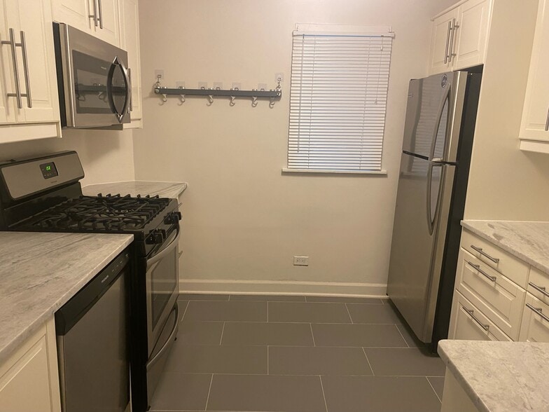 kitchen - pot rack optional - 4246 N Keeler Ave