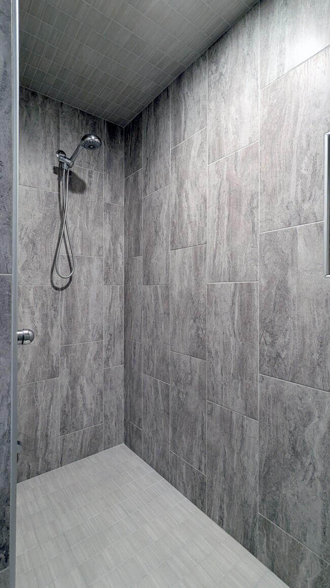 Building Photo - 2621 OAKRIDGE DR SW