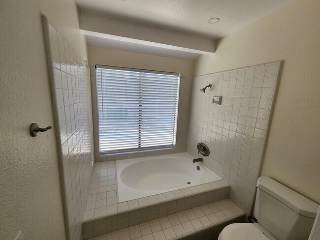 Building Photo - Beautiful: 3 Bedroom 2 Bath Single Family ...
