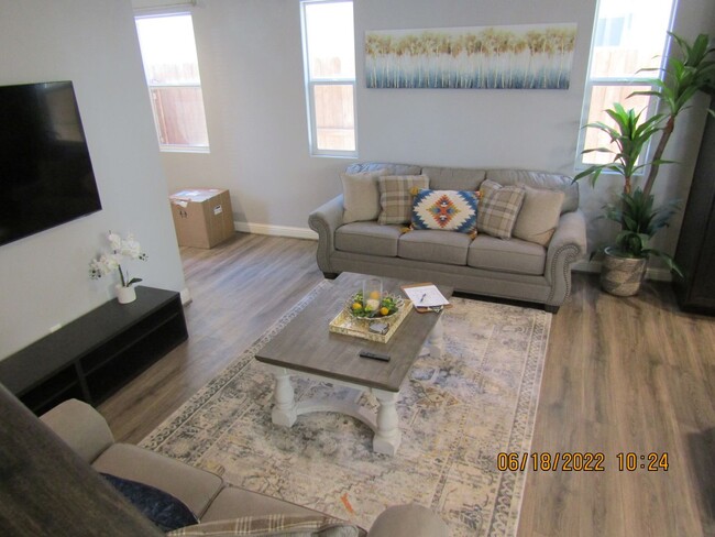 Building Photo - Beautiful Newer Two Story Home in The Gate...