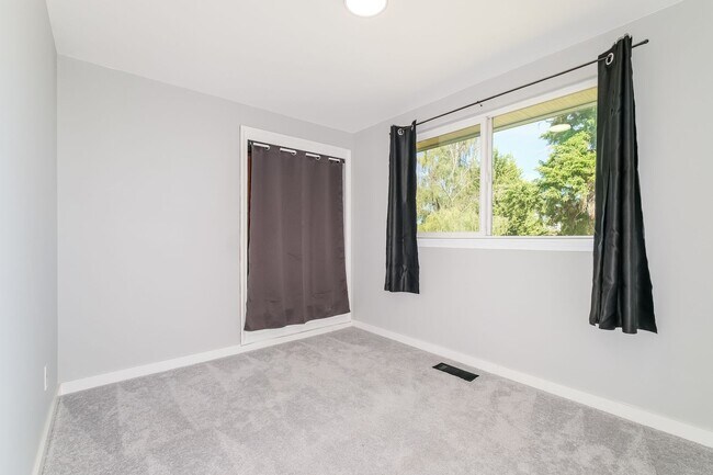 Building Photo - Comfort and Convenience Meet in This Burien Gem