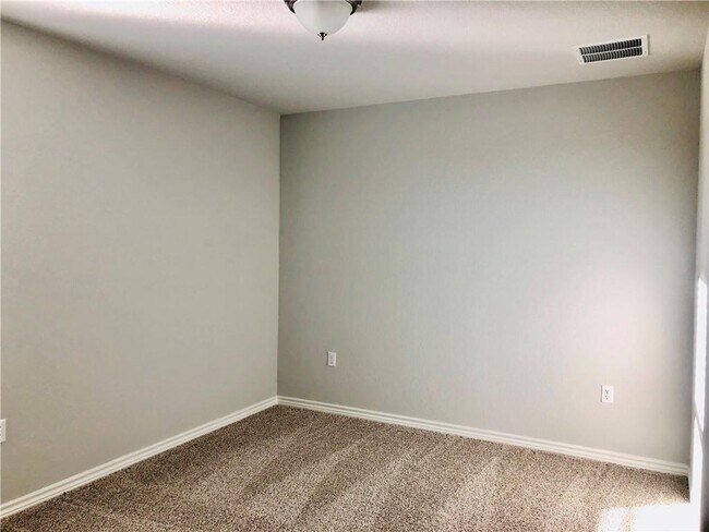 Building Photo - 1323 Ambler Dr