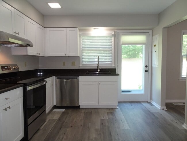 Building Photo - 3 Bedroom 2.5 bath Townhome rental in Rale...
