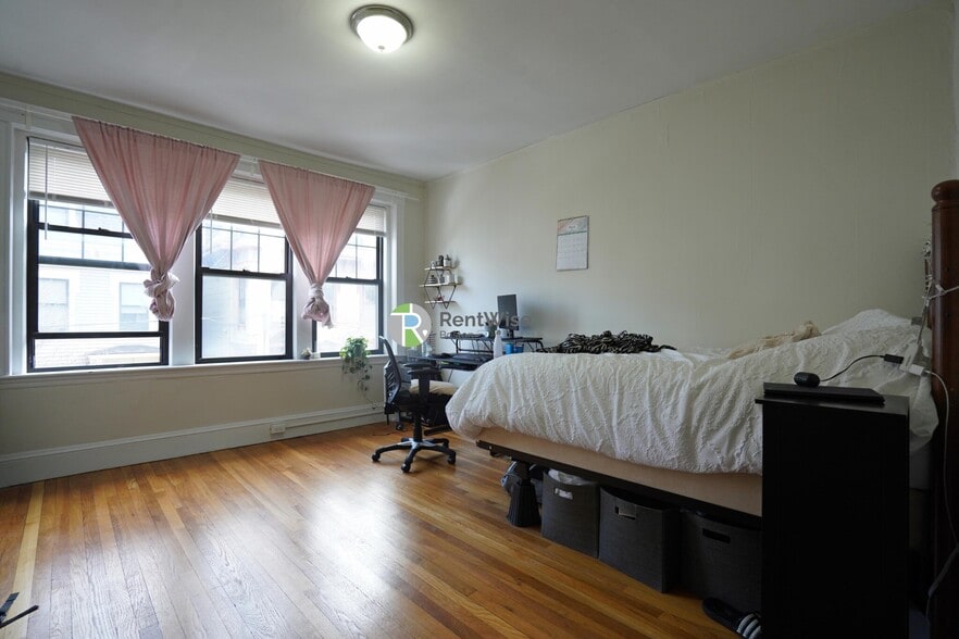 Building Photo - 39 Clinton St