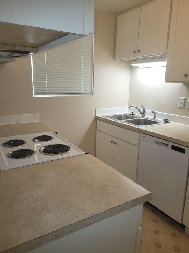Building Photo - Watts-8309 Villa