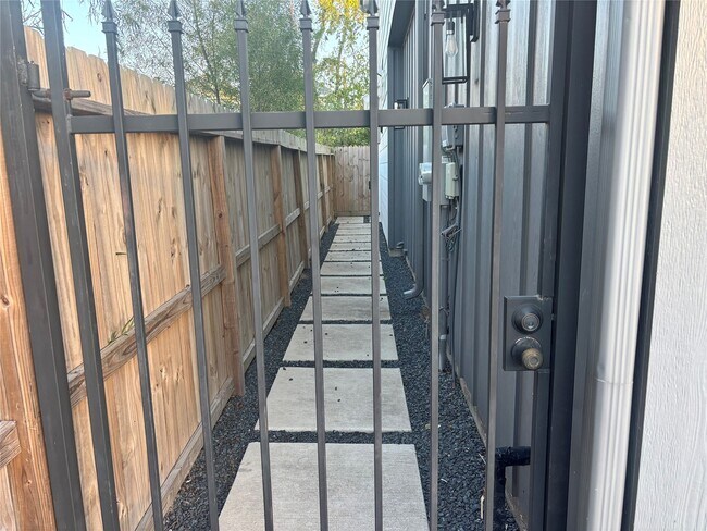 Building Photo - 6831 Paris St