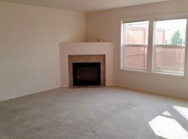 Building Photo - MOVE IN SPECIAL!! 2 Bedroom, 2.5 bath town...