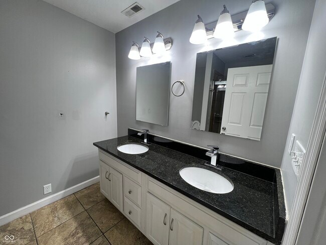 Building Photo - 5343 S Linwood Ave