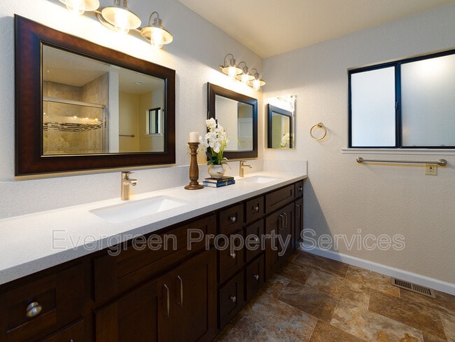 Building Photo - 2749 Sandhurst Dr