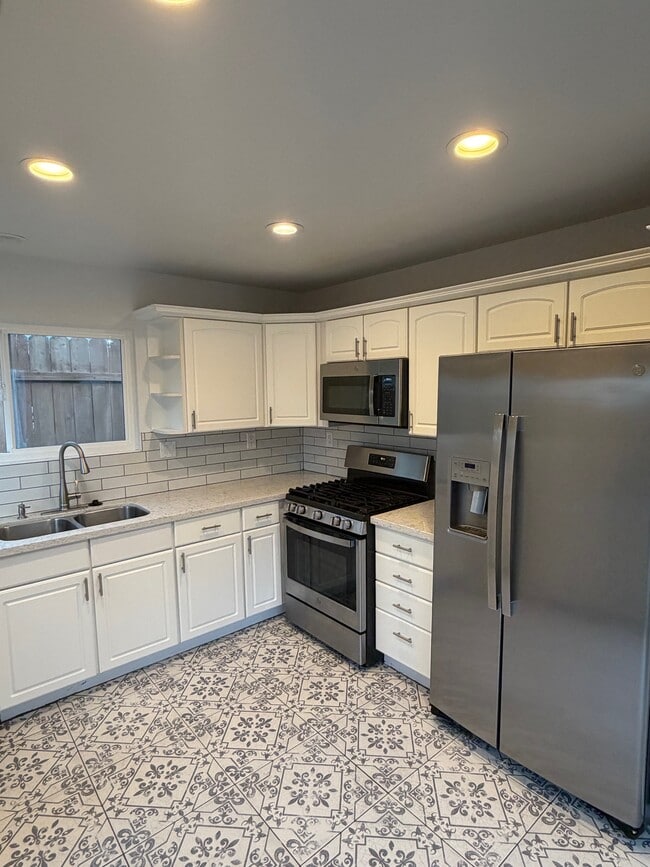 Building Photo - 1845 Blackhawk Ave