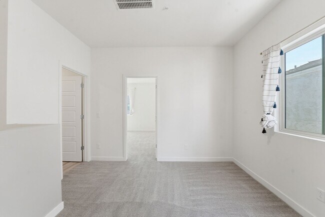 Building Photo - Stylish 2-bedroom, 2.5 bathroom townhouse in a desirable Phoenix location!
