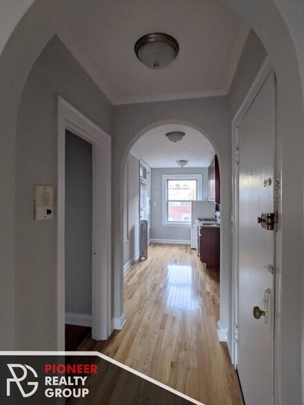 Building Photo - 546 W Surf St