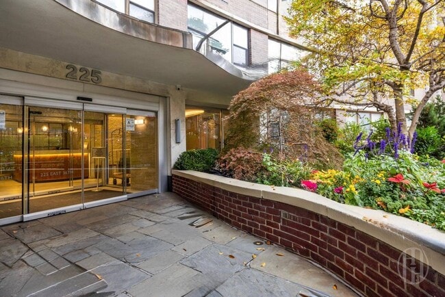 Building Photo - 225 E 36th St