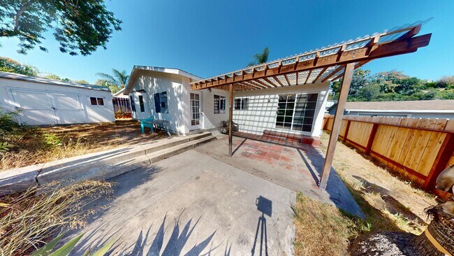 Building Photo - 4BD 3BA with a Private Patio!